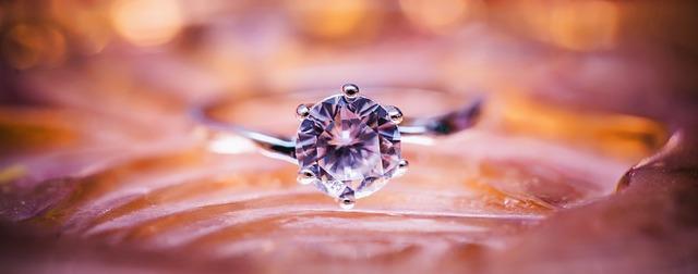 Zásnubní prsten před svatbou: Kde se nosí?