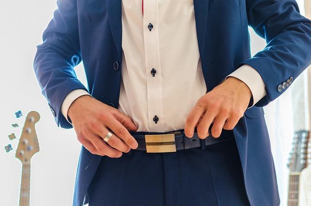 Elegantní a moderní outfit pro svatební ‌hosty s ⁣kalhotovým kostýmem